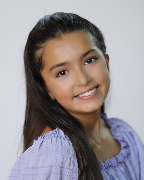 Gabriela Montufar (Young Fiona) 